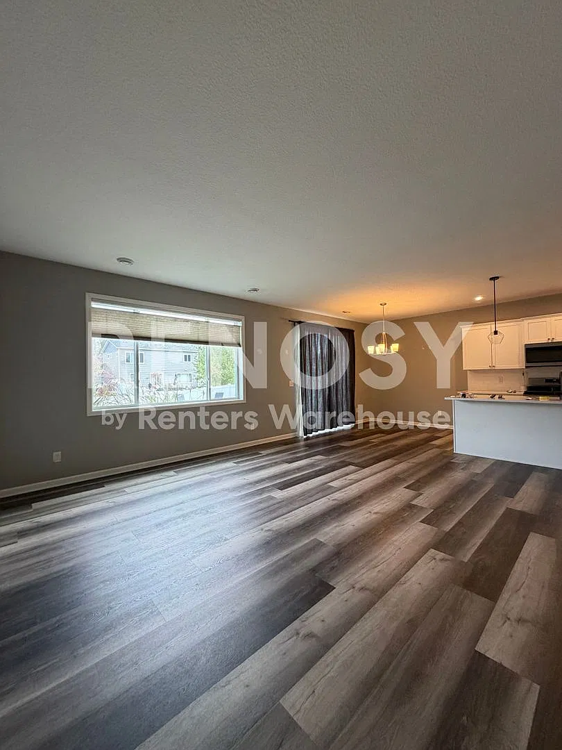 Available October 10/16 3 Bedroom 2.5 Bath — Photo 4