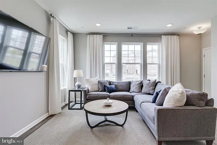 2 bed, 2.5 bath, 1685 sqft, $3,000 — Photo 4