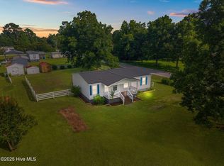 101 Mainland Rd, Holly Ridge, NC 28445