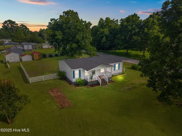 101 Mainland Road, Holly Ridge, NC 28445