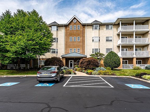 3rd image of 321 Paoli Pointe Dr #321-M