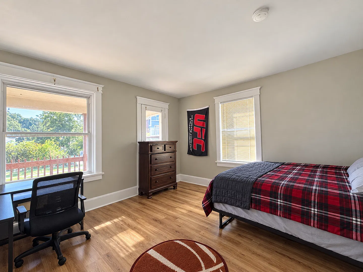 6 Bed/ 2 Bath on Warner Mins. from UC Only $650/pp ($3,900/mo) — Photo 4