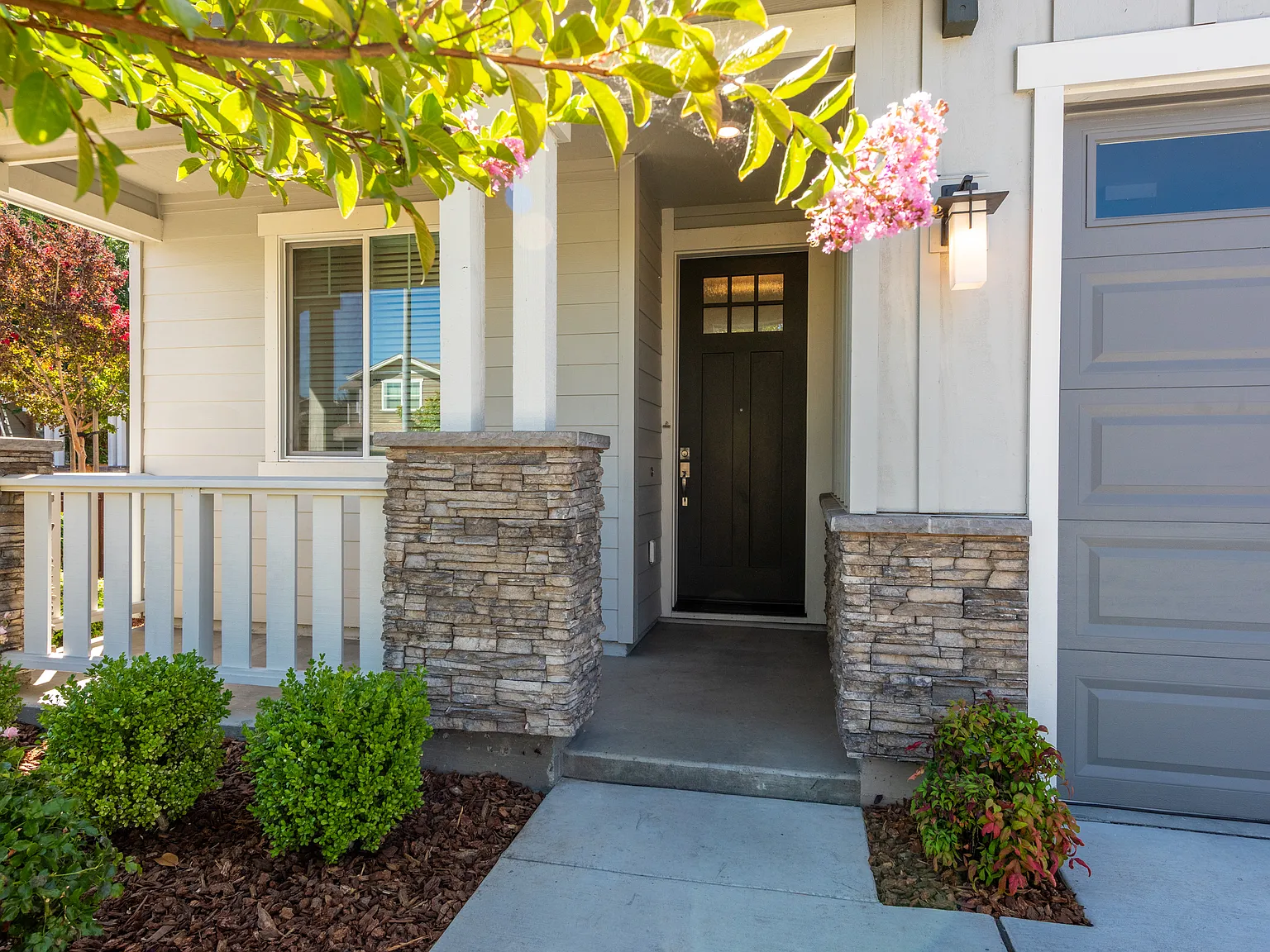 3 bed, 1484 sqft, $4,070 — Photo 2