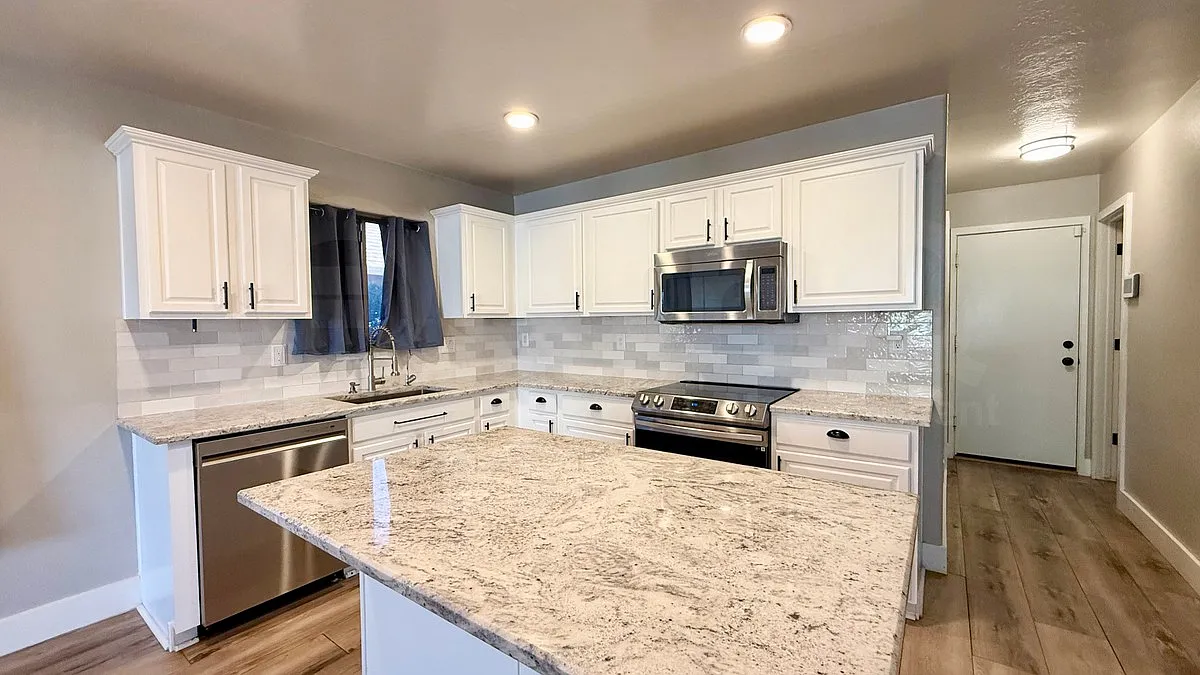 5 bed, 2.5 bath, 2407 sqft, $3,099 — Photo 3