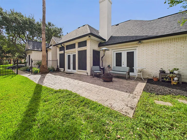 203 Las Brisas St — Photo 38