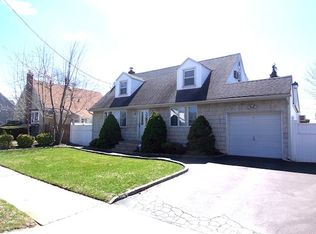 29 Malone St, Hicksville, NY 11801