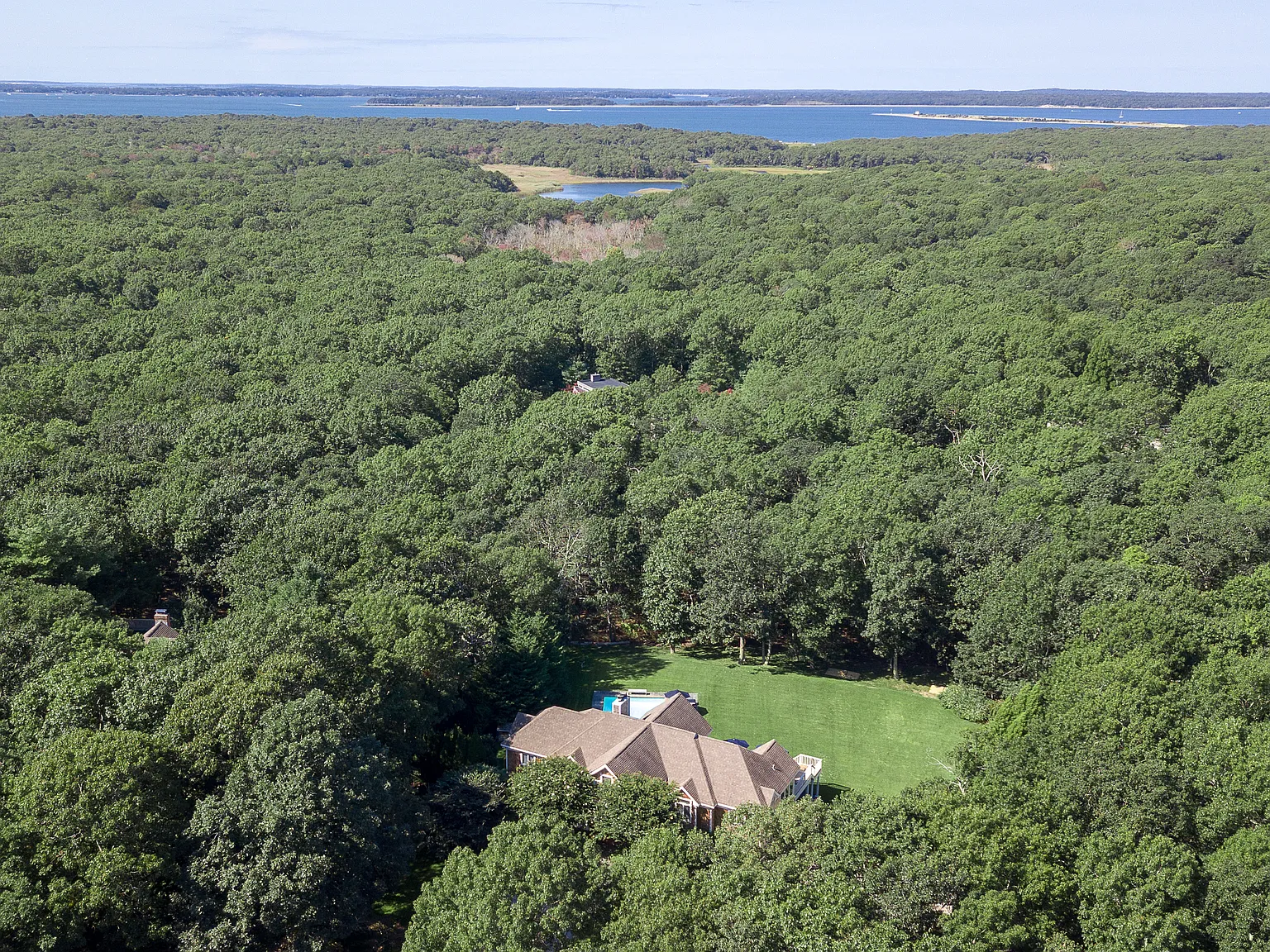 Beautiful East Hampton Northwest — Photo 1