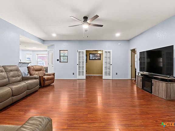 3rd image of 1009 E Ave S