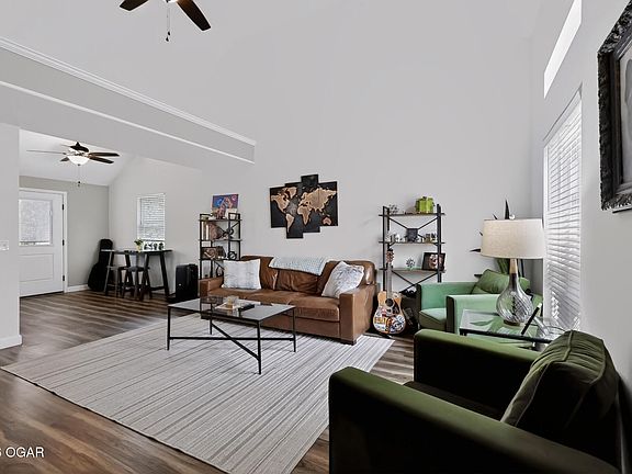5th image of 209 Hardy St