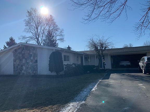 3rd image of 8960 Carriage Hill Dr