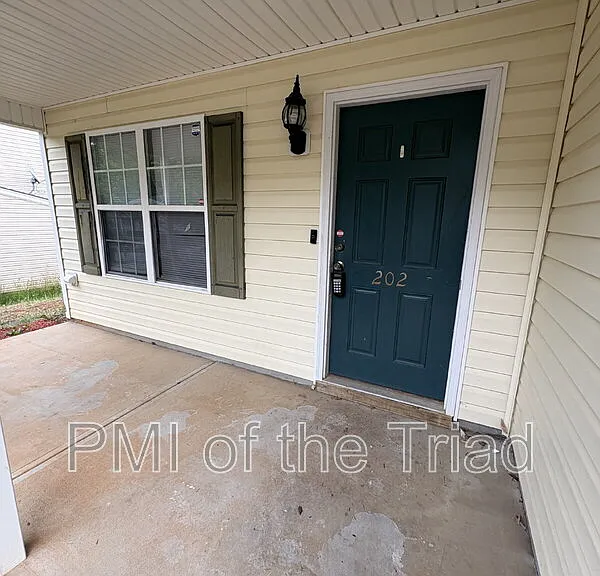 202 Kinnley Ct — Photo 2