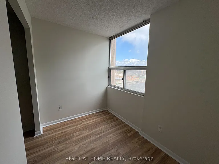 380 King St #903 — Photo 11