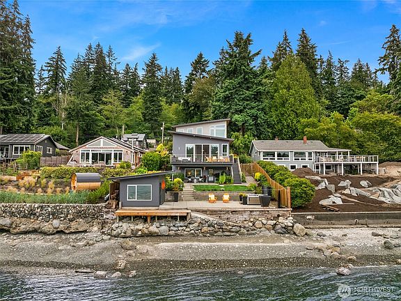 3rd image of 3154 Point White Drive NE