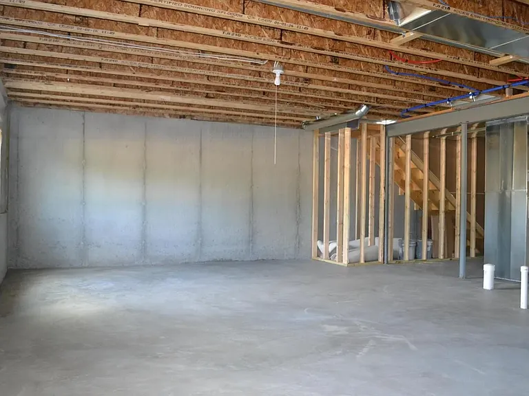 2410 Kilare Ln N — Photo 25