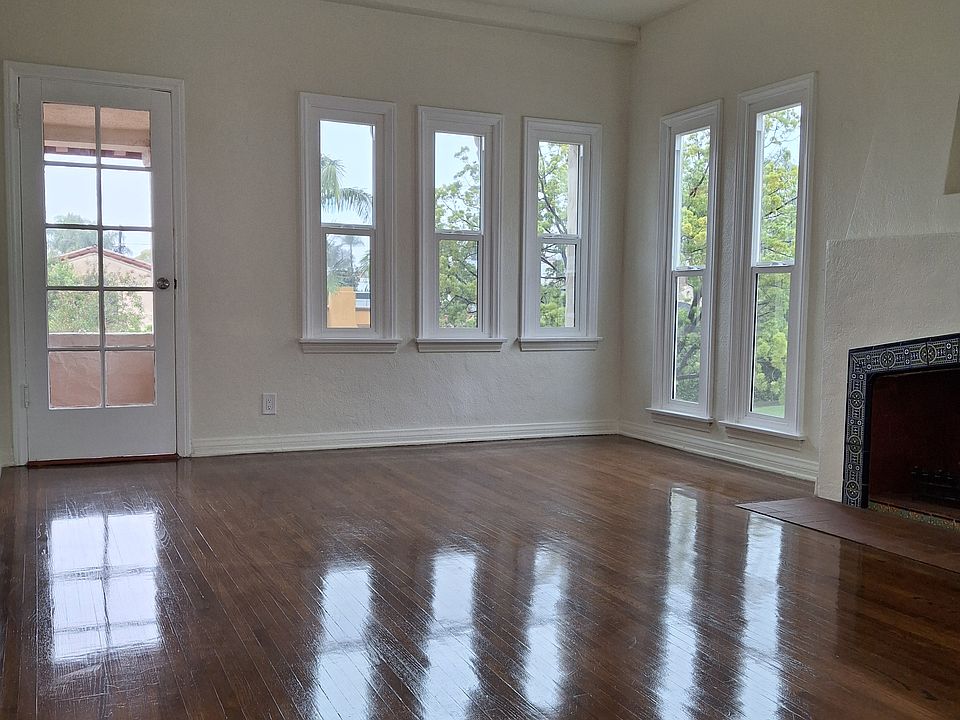 Livingroom with balcony door