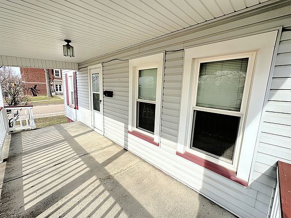 4th image of 102 E Lincoln Ave
