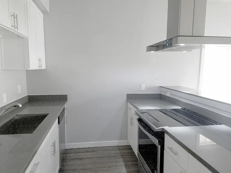110 12th Ave E — Photo 2