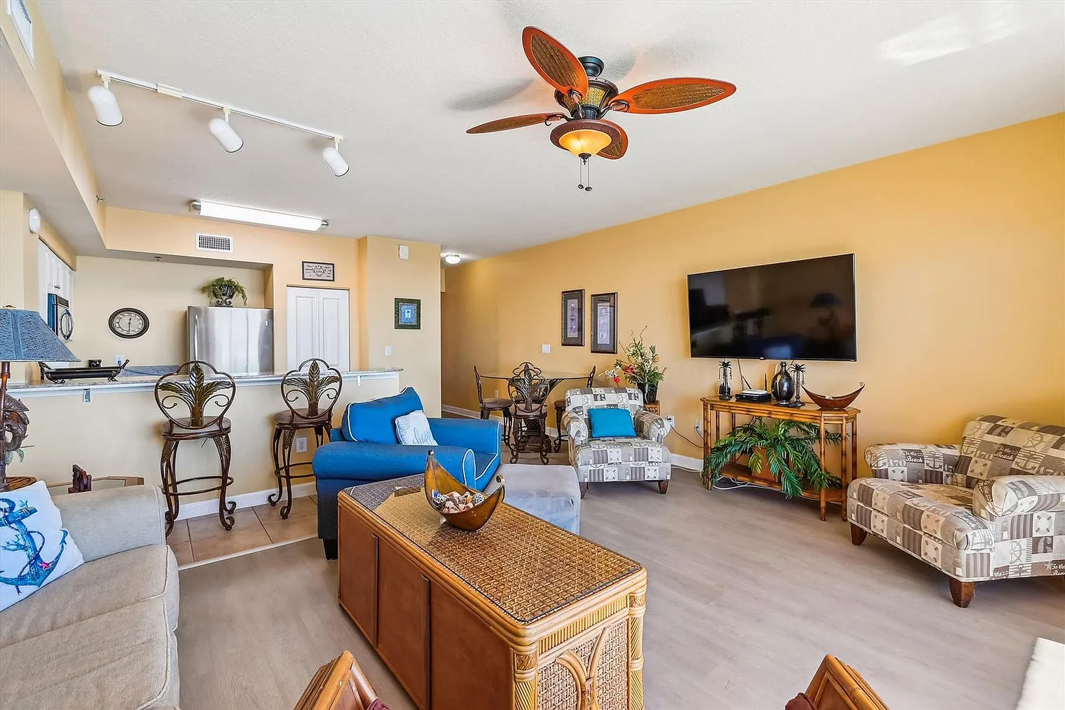 1 bed, 2.0 bath, 979 sqft, $3,132 — Photo 3