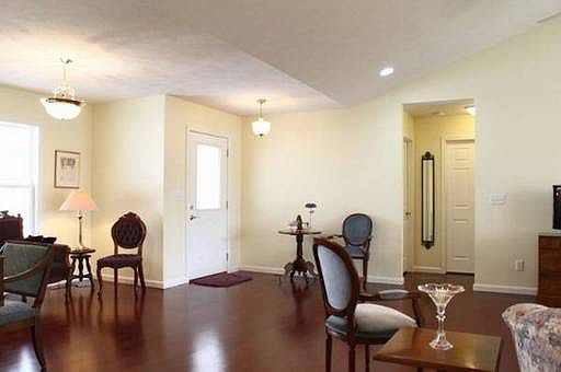 5th image of 210 Breeze Dr