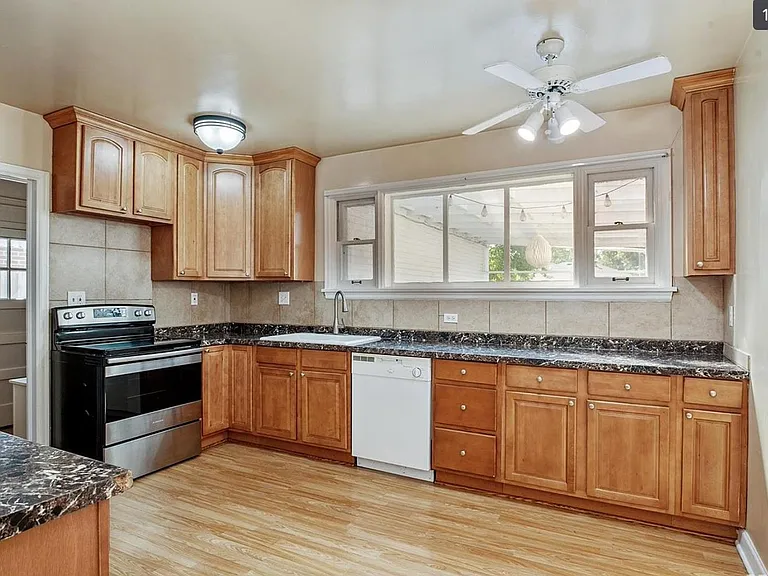 745 N Cherry St — Photo 8