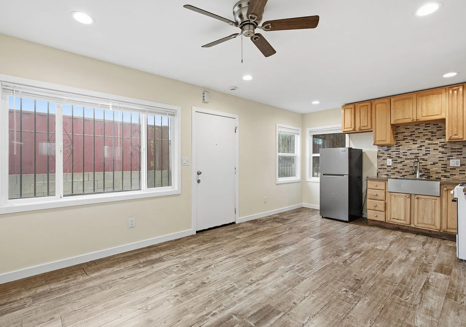8910 S Avalon Blvd — Photo 2