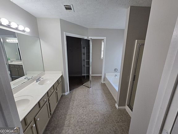 4th image of 724 Jamie Way NE