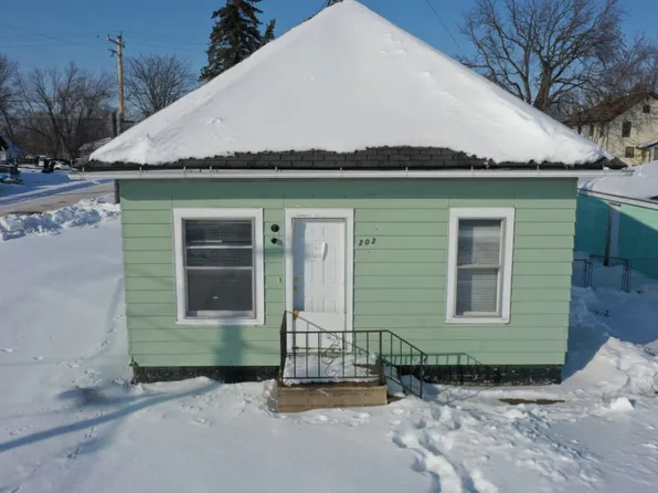 202 10th St, Belle Plaine, IA 52208