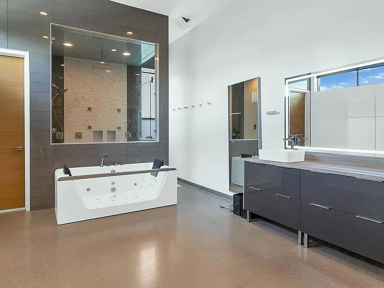 4912 N 45th St — Photo 33
