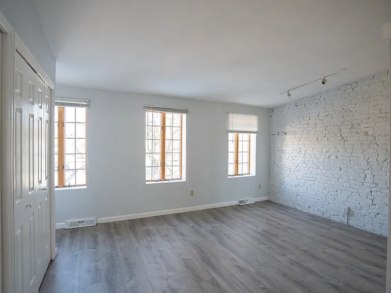 335 Hudson Ave — Photo 11