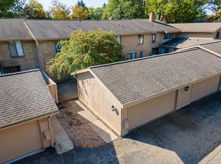 7305 Creek View Cir, West Bloomfield, MI 48322
