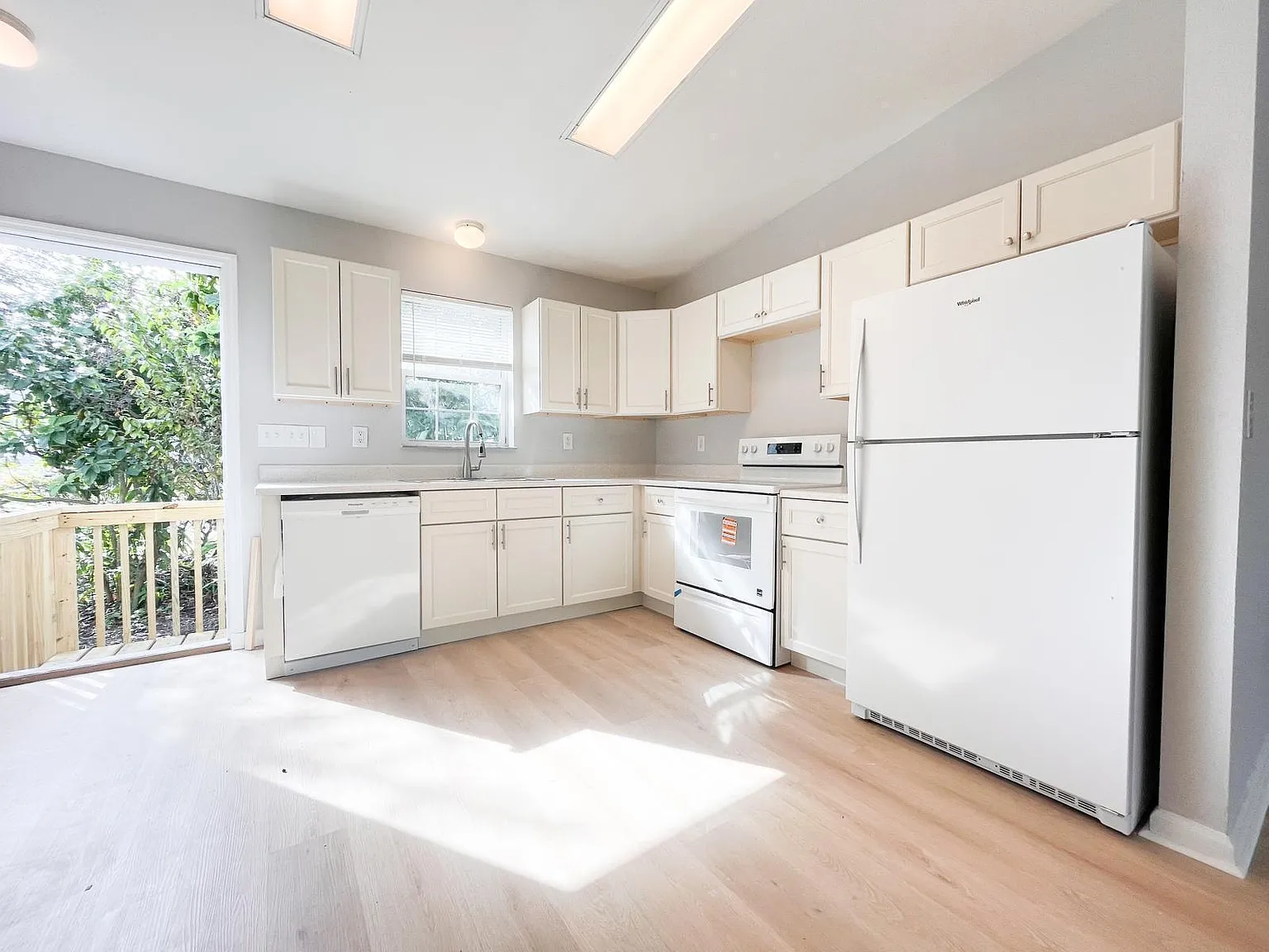 3 bed, 2.0 bath, 1000 sqft, $2,350 — Photo 1