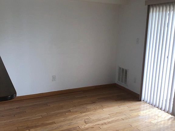 4th image of 1030 Warwick Ct
