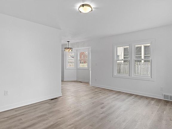 3rd image of 915 Thomas Ave N