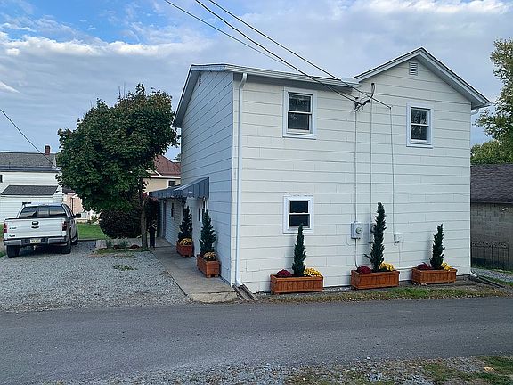 2nd image of 319 Elm Aly