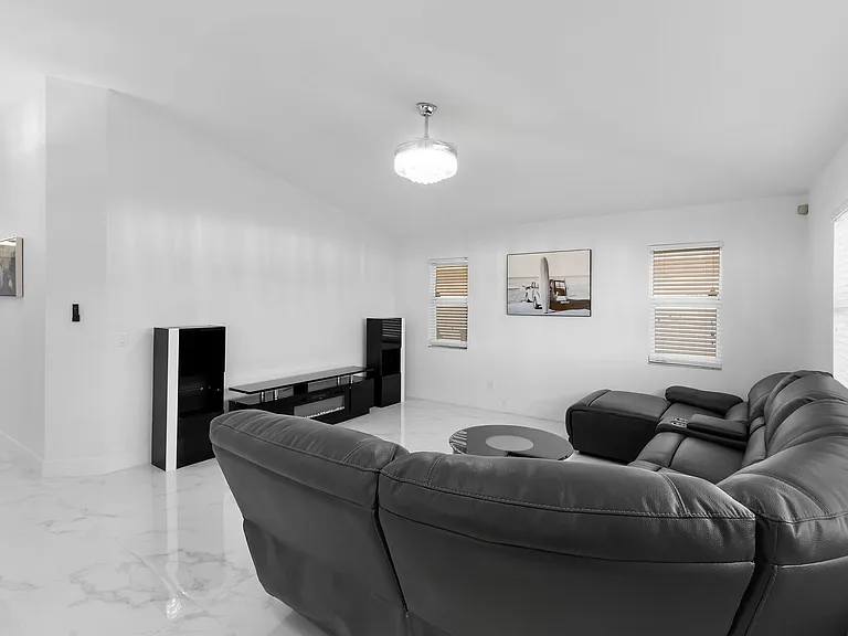 1131 SW 47th St — Photo 13