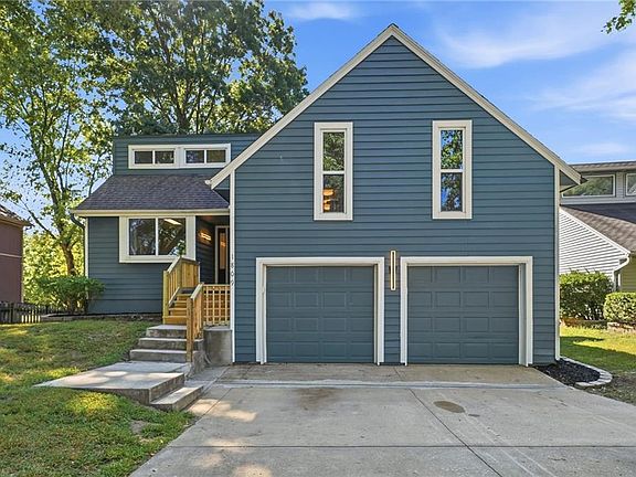 3rd image of 1809 NE Gatewood Dr
