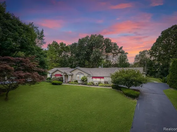 4354 Far Hill Dr, Bloomfield Hills, MI 48304