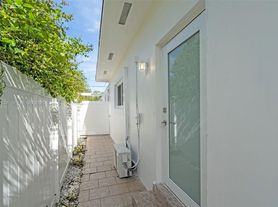 201 SW 51st Ct