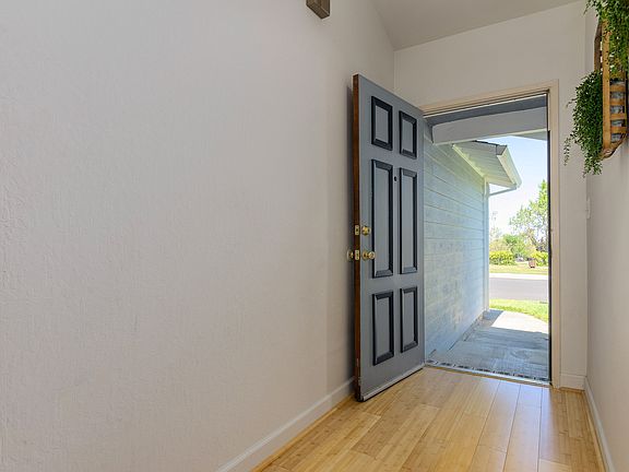 5th image of 2239 Daffodil Dr