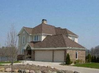 2386 Silver Point Dr, Waterford, MI 48328