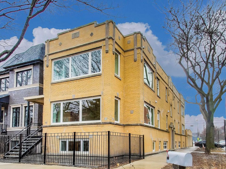 1st image of 2337 W Byron St #1
