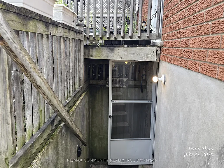 166 Saint Lawrence Dr #BASEMENT — Photo 3