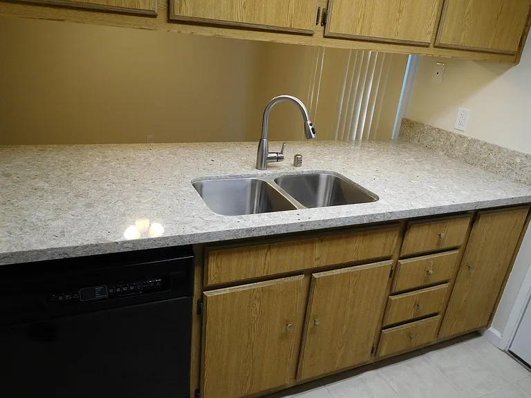215 Roundtree Ct — Photo 2