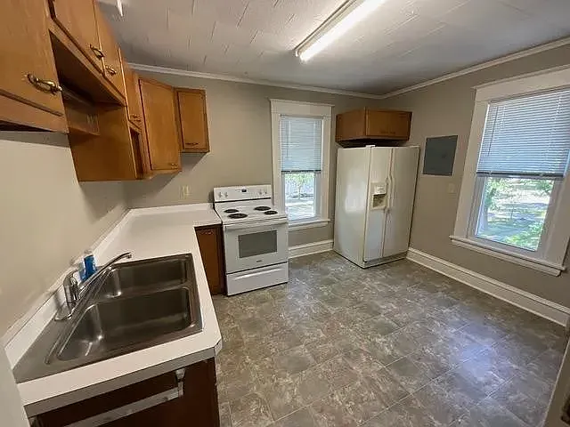 9 bed, 3110 sqft, $4,400 — Photo 3