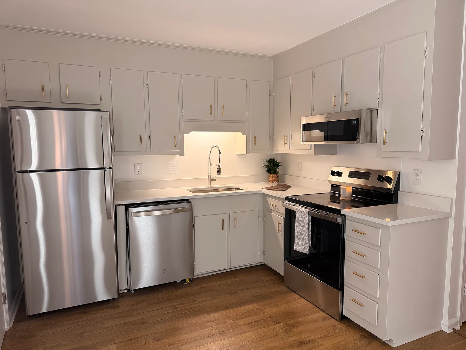2 bed, 1.5 bath, 1000 sqft, $2,200 — Photo 1