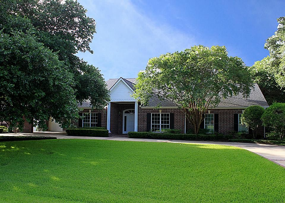 Wonderful 2-Story Traditional home located at 5206 Waterbeck in prestigious Weston Lakes.