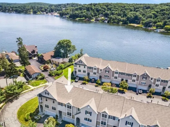 33 Catamaran Ct, Mount Arlington Boro, NJ 07856