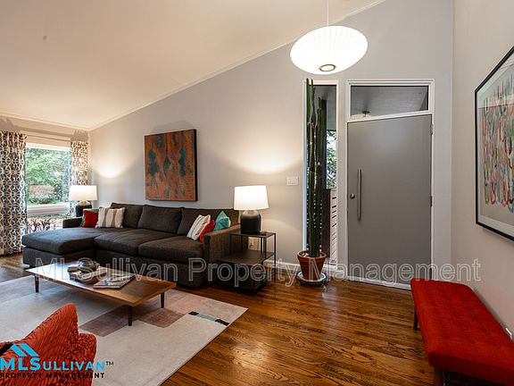 4th image of 313 N Estes Dr