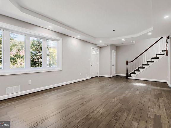 4th image of 6410 Laurel Dr