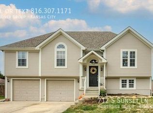 712 S Sunset Ln, Raymore, MO 64083